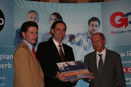 MBA-Stipendium der Donau-Uni für beste Gründer-Idee
Anton Zeiner, administrativer Leiter des Zentrums MBA/ Professional und Corporate Programs, DI Dr. Hermann Maier, GF Gridlab, Dr. Peter Strizik, Vizerektor der Donau-Universität Krems (v.l.n.r.)