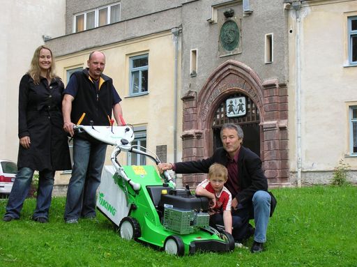 vlnr: Leslie Kästner Schuler (VIKING), der VIKING und STIHL Händler Christof Schadler, St. Oswald und Anton Baumann (Leiter des SOS-Kinderdorfs Stübing) mit Dominik bei der Übergabe des von VIKING gesponserten Rasenmähers ans SOS-Kinderdorf in Stübing.