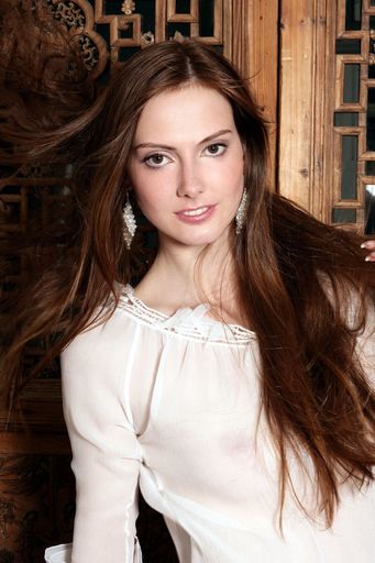 Vorschau Bild von Bei COMOCAMICIE, Wiens Top-Adresse für maßgeschneiderte Hemden und Blusen, trifft diesen Sommer Handwerk auf Haute Couture. Gemeinsam mit dem Wiener Modedesigner La Hong präsentiert der Spezialist für italienische Designerhemden ab Mitte Juli eine exklusive Blusenkollektion.