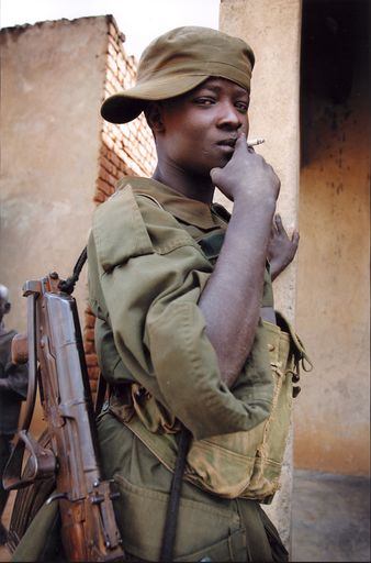  Ugandischer Kindersoldat im Flüchtlingslager Paloga nahe der sudanesischen Grenze. Das Motiv stammt aus der nominierten Foto-Reportage "Die Frau, die Kindersoldaten Frieden gibt" von Frank Schultze.