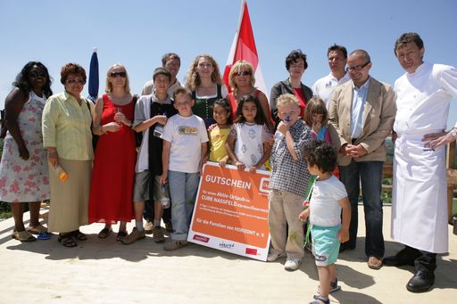  Dieses Bild zeigt die Gutscheinübergabe für den Aufenthalt von 24 obdachlosen Münchner Müttern und ihren Kindern im Cube-Hotel Nassfeld / Kärnten von Birgit Koller-Hartl (Direktorin der ÖW Deutschland) an Schauspielerin Jutta Speidel (Schirmherrin der Horizont e.V.) am Olympiaberg in München am 2.7.06 beim Österreich-Tag im Zuge der "Langen Nacht des Sports": V.r.n.l. hintere Reihe: Hans Haas (Restaurant Tantris München), Werner Bilgram (GF Kärnten Werbung), Elmar Lichtenegger (schnellster Hürdenläufer Österreichs), Christine Strobl (Bürgermeisterin München), Jutta Speidel (Schirmherrin Horizont e.V.), Birgit Koller-Hartl (Direktorin ÖW D), Dieter Baumann (Olympiasieger), Mütter und Kinder Horizont e.V.