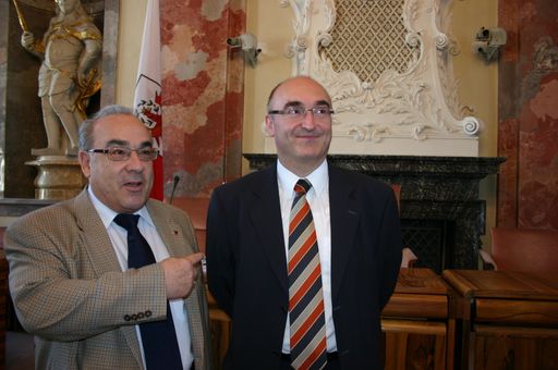 LT-Präs.Mader präsentierte dem neuen slowenischen Generalkonsul Matjaz Longar den Sitzungssaal des Tiroler Landtages