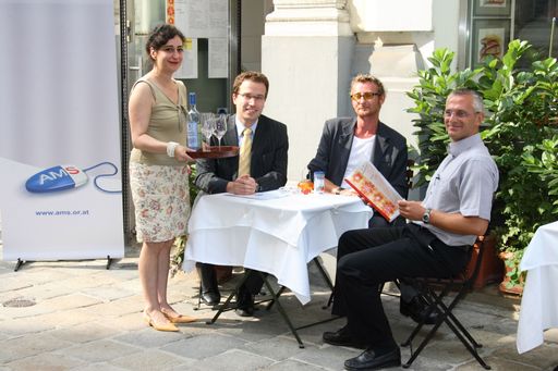 Vorschau Bild von Mit dem erfolgreichen Unternehmensgründungsprogramm unterstützt das AMS arbeitslose Personen bei der Neugründung existenzfähiger Betriebe und der Schaffung von Arbeitsplätzen.
Die Gesprächspartner v.l.n.r: Robert Werthan - Multimediaagentur "untiteld production", Dr. Johannes Kopf - Vorstand der AMS Österreich, Lucinda Vinho-Tavares - Restaurant "a Barraca", Andreas Jaritz - Crisu Brandschutztechnik GmbH.