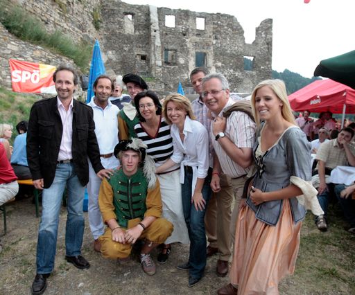 Vorschau Bild von LR Wolfgang Schantl, NRAbg. Christian Puswald,NRAbg. Christine Muttonen, LHStv. Gaby Schaunig, LR Reinhart Rohr, Bgm. Gerhard Köfer mit Burgfräulein und Herren
