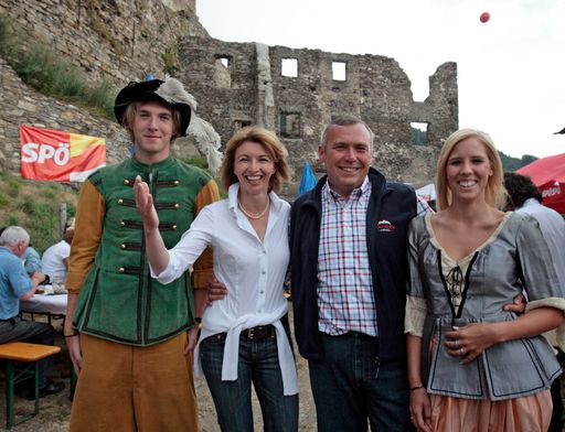  Tolle Stimmung am SPÖ-Sommerfest in Kärnten mit Gaby Schaunig und Alfred Gusenbauer sowie Burgfräulein mit Begleitung