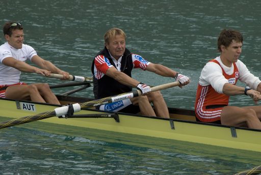 Sport Staatsekretär Mag. Karl Schweitzer (mi.) überzeugte sich von den Top-Trainingsbedingungen im Höhenleistungszentrum Innsbruck / Kühtai bei einem Zusammentreffen mit dem Österreichischen Ruder-Nationalteam rund um Teamchef Thor Nilson.