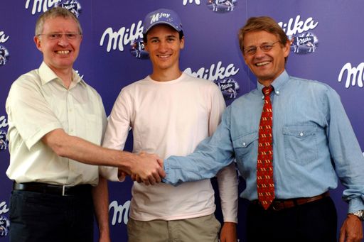 Auch in der kommenden Saison 2006/07 wird Martin Schmitt wie gewohnt mit seinem lila Helm in den Skisprung-Weltcup starten: Der Skispringer und Milka bekundeten vor dem am 5. August im deutschen Hinterzarten startenden Sommer Grand Prix die Fortsetzung ihrer langjährigen, erfolgreichen Zusammenarbeit.
Im Bild: Thomas Tanck, Director Marketing Chocolate EU (li.), und Peter Reinecke, Generaldirektor Kraft Foods Österreich (re.), freuen sich mit Martin Schmitt über die Vertragsverlängerung.