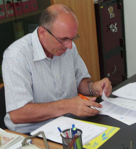 Vorschau Bild von Bihateam d.o.o., BIH - DI Hamed Sivsic bei der Vertragsunterzeichnung für das Logsitikprojekt Sarajevo