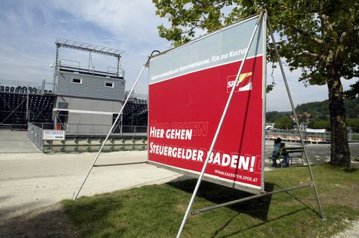 Mit verschiedensten Aktionen wie dieser Plakataktion vor der Seebühne macht die SPÖ-Kärnten auf die falsche Politik rund um die Kärntner Seebühne aufmerksam