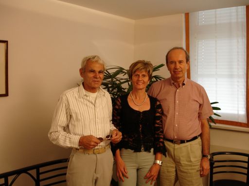 Ein Tag nach der ersten Hornhaut-Endotheltransplantation in der ZIRM Privatklinik. Im Bild v.l.n.r.: Fritz B., Andrea P. und Mathias Zirm