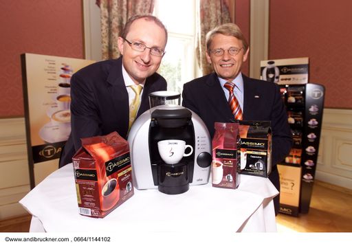 Links: Dr. Gerald C. Kühr, Managing Director Procter &Gamble Austria
Rechts: Dr. Peter Reinecke, Generaldirektor Kraft Foods Österreich