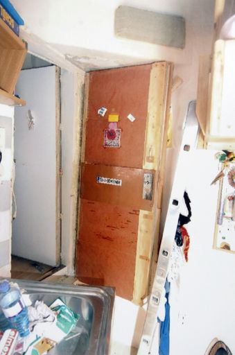 Vorschau Bild von Das Repro zeigt  die Innenansicht des Verlieses (ca. 181cm x278cm) von Natascha Kampusch in Richtung Vorraum, aufgenommen am Donnerstag, 24. August 2006.