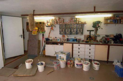 Vorschau Bild von Das Repro zeigt im linken Bildteil den Abgang in die Montagegrube, dem Verlies von Natascha Kampusch, aufgenommen am Donnerstag, 24. August 2006.