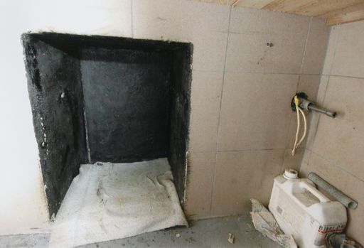 Vorschau Bild von Das Repro zeigt die Sicherungstuere in das Verlies von Natascha Kampusch, aufgenommen am Donnerstag, 24. August 2006, die sich von Aussen mit dem Gestaenge rechts verriegeln bzw. oeffnen laesst.