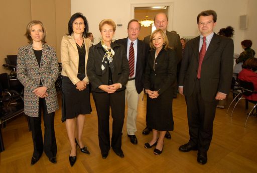 v.l.n.r.: Mag. Theres Rathmanner (Institut für Sozialmedizin), Univ.-Doz. Dr. Ingrid Kiefer (Institut für Sozialmedizin), BM Maria Rauch-Kallat (Bundesministerium für Gesundheit und Frauen), Franz Bittner (Vors. Trägerkonferenz Hauptverband der Sozialversicherungsträger), Univ.-Prof. Dr. Anita Rieder (Verein Altern mit Zukunft), Dr. Hubert Dreßler (General Manager sanofi-aventis), Dr.
Georg Vana (Pfizer Corporation Austria)
http://pressefotos.at/m.php?g=1&dir=200608&u=1&a=event&e=20060829_w