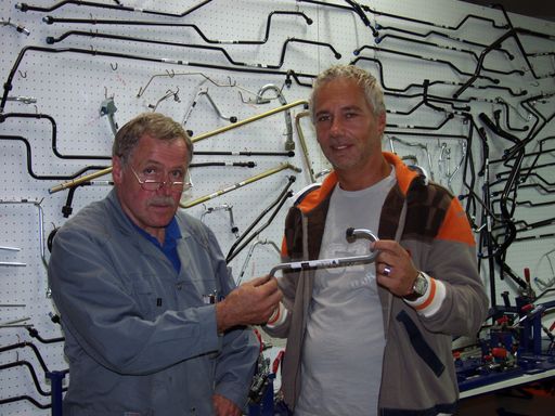  Die beiden Viper Tube-Geschäftsführer Georg Hallinger (links) und Christian Maierhofer vor ihrer Sammlung von 800 Muster-Rohrleitungen.