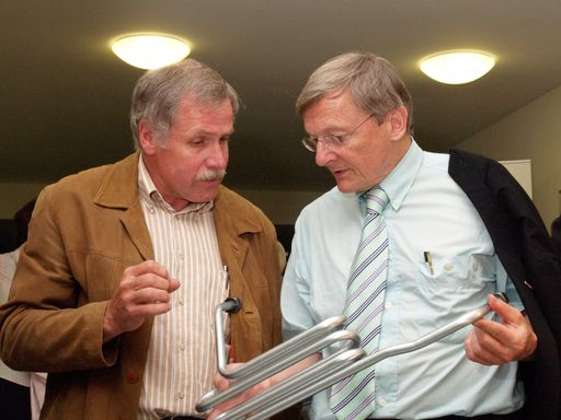 Vorschau Bild von Bundeskanzler Dr. Wolfgang Schüssel mit Geschäftsführer Georg Hallinger.