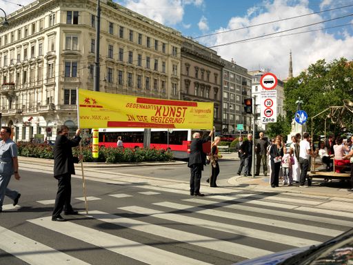 Kunstaktion "GegenwartsKunst in die Regierung"
Gerald Bast, Rektor der Universität für angewandte Kunst Wien, und Peter Noever, Direktor MAK - Museum für angewandte Kunst / Gegenwartskunst
