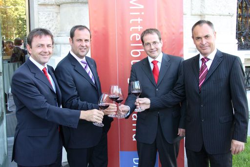 v.l.n.r.: Nikolaus Berlakovich, Josef Pröll, Michael Thurner, Anton Iby
http://pressefotos.at/m.php?dir=200609&u=42&a=event&e=20060904_B