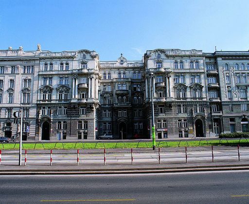 Haus der Humboldt Matura Schule zwischen Karlsplatz und Schwarzenbergplatz