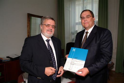 Univ.Prof. Dr.phil. Hans Kaiser, Vizerektor für Lehre, TU Wien (im Bild links) und Dr. Uwe-Dieter Grebe, GM Powertrain, Michigan USA