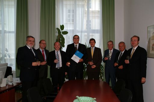 Vorschau Bild von Im Bild v.l.n.r.: Hans Kaiser, Vizerektor für Lehre, TU Wien; Gerhard Hintermeier, Manufacturing Manager, General Motors Powertrain - Austria; Ernst Pucher, Institut für Verbrennungskraftmaschinen und Kraftfahrzeugbau, TU Wien; Uwe-Dieter Grebe, GM Powertrain, Michigan USA; Bernhard Geringer, Institut für Verbrennungskraftmaschinen und Kraftfahrzeugbau, TU Wien; Hans-Peter Lenz, Institut für Verbrennungskraftmaschinen und Kraftfahrzeugbau, TU Wien; Rudolf Hamp, General Motors Powertrain - Austria und Peter Hofmann, Institut für Verbrennungskraftmaschinen und Kraftfahrzeugbau, TU Wien