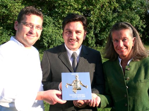 v.l.n.r: Haubenkoch Norbert Bader, Restaurantleiter und Sommelier d.J. 2006 Andreas Scheidl, Geschäftsführerin Ilse Winkl.er mit der begehrten TROPHÉE GOURMET.