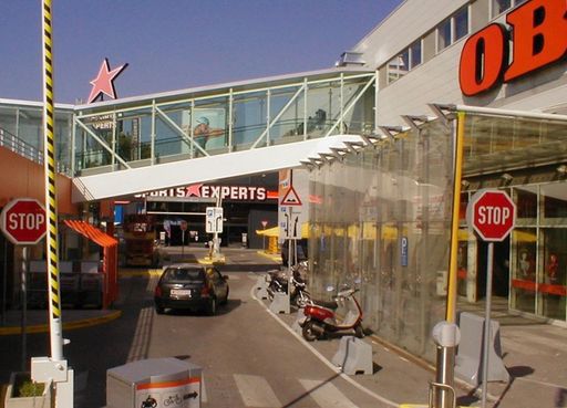 Neuer Rollsteig verbindet OBI Markt direkt mit Parkdeck.