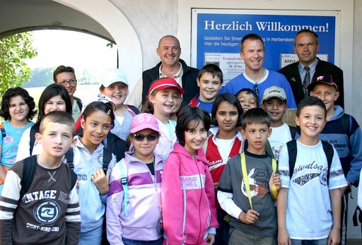 Tierparkleiter Mag. Andreas Kaufmann (links) und Josef Hirt vom Tourismusverband Afpelland-Stubenbergsee (rechts) begrüßten heute eine Volkschulklasse aus Wien 10 mit ihrem Lehrer Günter Ebinger (Mitte), als 1,000.000ste Besucher im Tierpark Herberstein.