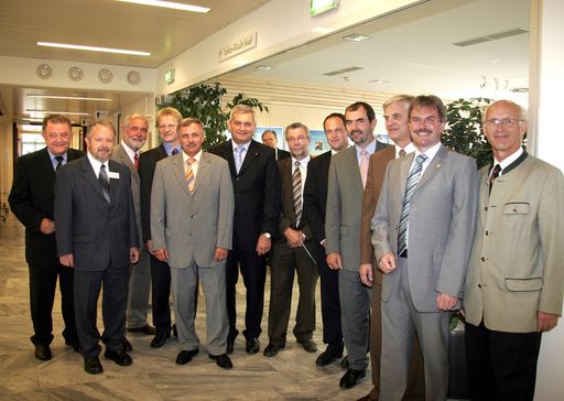  v.l.n.r.: Präsident HR Adolf Stricker (NÖ Landesschulrat), Dir. Karl Kalteis (Geschäftsführer der BAWU), Bgm. Ing. Hermann Kühtreiber, Bgm. Mag. Helmuth Hums, LAbg. Vbgm. Franz Gartner, LAbg. Bgm. Mag. Alfred Riedl, o. Univ. Prof. Dr. Gerhard Vogel (WU Wien), LAbg. Bgm. Josef Jahrmann, Mag. Richard Grasl (ORF), Umweltlandesrat Dipl.-Ing. Josef Plank, RegR. Dipl.-Päd. Alfred Weidlich (BAWU), LAbg. Mag. Karl Wilfing, Sektionschef Dr. Leopold Zahrer ( Lebensministerium)