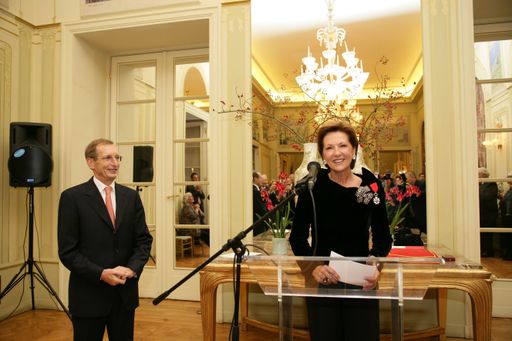 KR Martina Dobringer bei der Ordensverleihung mit Botschafter Seine Exzellenz Pierre Viaux