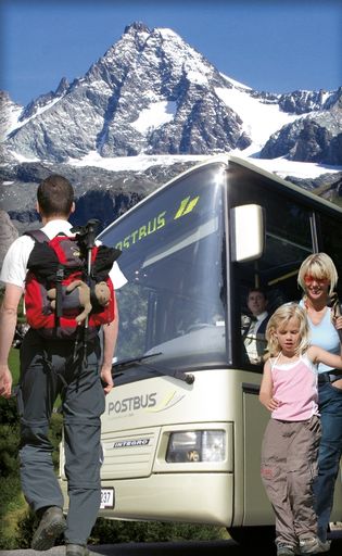 Das Bild zeigt den mit dem Mobilitätspreis 2006 ausgezeichneten Wanderbus der ÖBB-Postbus GmbH vor der Kulisse der Hohen Tauern