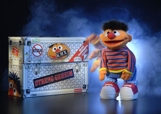 Endlich ist es soweit. K.M.X. (Kitzel Mich eXtrem) Ernie hat in seinem silbernen Top Secret-Koffer Deutschland erreicht und präsentiert sich nun in der Öffentlichkeit.