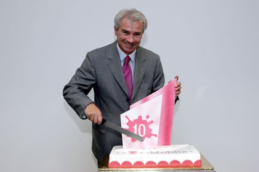 Dr. Georg Pölzl, Vorsitzender der Geschäftsleitung T-Mobile Austria, beim Anschneiden der T-Mobile Geburtstagstorte