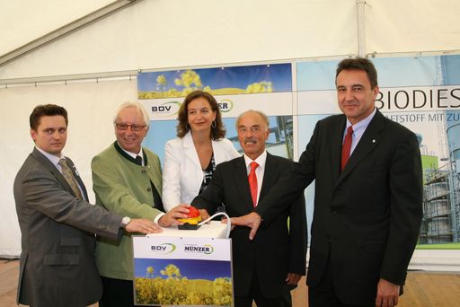http://pressefotos.at/m.php?g=1&dir=200609&u=38&a=event&e=20060921_b
BioDiesel Vienna eröffnet eine der modernsten Biodiesel-Anlagen Österreichs und produziert 95.000 Tonnen Biodiesel jährlich. Damit trägt die Anlage wesentlich zur nachhaltigen Versorgung Österreichs mit umweltfreundlichen Treibstoff bei. Im Bild von li. n. re.: Dr. Thomas Regitschnig-Kumpan, GF, Ewald Muenzer, Eigentuemer, Umweltstadtraetin Mag. Ulli Sima, Vizebuergermeister Sepp Rieder und Dr. Gerhard Roiss, OMV