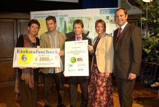  Anton Paar gewinnt in der Kategorie "Fahrradfreundlichstes Großunternehmen Österreichs". Personen auf dem Foto von l.n.r.:
KR Renate Römer: Vizepräsidentin der WKÖ, Harald Heitzer: Koordinator von Anton Paar in Bewegung, Dr. Friedrich Santner: Geschäftsführung Anton Paar GmbH, Maria Santner: Geschäftsführung Anton Paar GmbH, Minister Josef Pröll