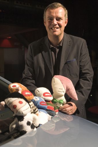 Vorschau Bild von Alain Visser traf sich heute mit der angesagten Underground-Band "The C.M.O.N.S." in deren Heimatstadt Barcelona. Der Executive Director für das Europäische Marketing bei Opel übergab den fünf Bandmitgliedern White, Moo, Blue, Red und Cherri einen neuen Corsa. Nach den Filmaufnahmen im Sommer zur Dokumentationsserie ("Rockumentary") "Under The Radar" für MTV Europa (www.mtvutr.com) hat die Band mittlerweile Kultstatus erlangt.