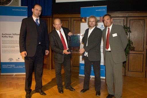  v.ln.r.:  Sektionschef Mag. Andreas Reichhardt (Innovation und Telekommunikation Bundesministerium für Verkehr, Innovation und Technologie), Mag. Georg Scheicher (Architekt), Dr, Robert Wimmer (Gruppe für angepasste Technologie GrAT TU Wien), Klaus Dosch (Wissenschaftlicher Projektleiter Aachener Stiftung Kathy Beys)
http://pressefotos.at/m.php?g=1&u=1&dir=200609&e=20060921_r&a=event