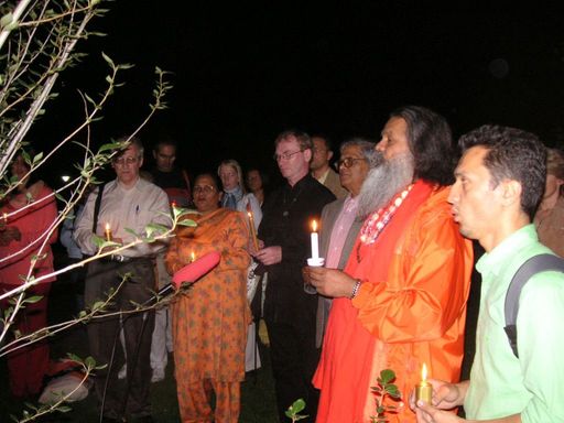 Vorschau Bild von Thomas Fiedler, Vorsitzender der Buddhistischen Gemeinden in Österreich (3.Person von links), Dr. Bimal Kundu, Leiter des Hindutempels in Wien (4.Person von links), Mahamandaleshwar Paramhans Swami Maheshwarananda, Autor des Systems "Yoga im täglichen Leben"(re, 2. Person) und Demir Can Durmus, Religionslehrer der islamischen Glaubensgemeinde, Wien (re außen)