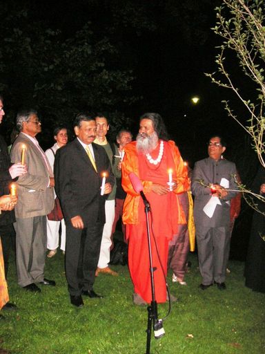  S.E. der indische Botschafter Dr. Sheel Kant Sharma (1. Reihe li) Mahamandaleshwar Paramhans Swami Maheshwarananda, Autor des Systems "Yoga im täglichen Leben" (1. Reihe re)