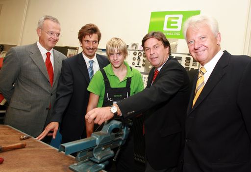  Der Lehrling im Mittelpunkt: Die Vorstände der Energie Steiermark, Karl-Franz Maier und Franz Kailbauer mit LH Franz Voves und Aufsichtsratspräsident Peter Schachner-Blazizek (v.l.n.r.)