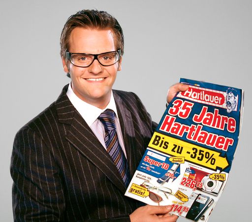 Robert F. Hartlauer feiert im Oktober den 35. Geburtstag seines Unternehmens. Und das ganz im Stil des Hauses: Mit Preisnachlässen von 35% auf die bekannt niedrigen Preise und vielen weiteren Geburtstags-Highlights.