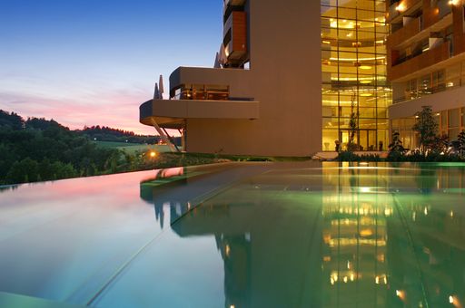  BMW Austria und das Balance Resort Stegersbach - DER Wellnesstempel im Südburgenland - versteigern 30 Aufenthalte im November zugunsten der "Schmetterlingskinder" in Österreich. Im Bild: Balance Resort Blick über Pool zum Atrium