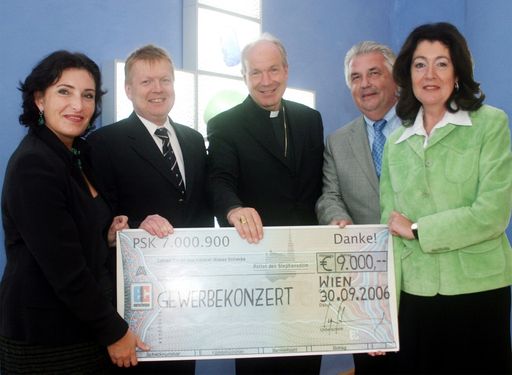v.l.n.r.: Geschäftsführerin Mag. Barbara Schieder, Geschäftsführerin, IMST Josef Angelmayer, Kardinal Dr. Christoph Schönborn, Saprtenobmann KommR Ing. Gottfried Parade und Geschäftsführerin Maria-Luise Heindel vom Verein Rettet den Stephansdom bei der Übergabe des Erlöses des 14. Gewerbekonzertes.