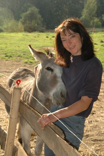 Vorschau Bild von Tierbetreuerin Anita Stöger mit ihrem Liebling Laurentius.