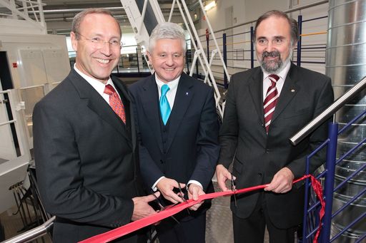  v.l.n.r.: Florian Hamm, CEO - Lufthansa Flight Training, Landeshauptmann-Stellvertreter Ernest Gabmann, Wolfgang Kracker - GF Lufthansa Flight Training Vienna