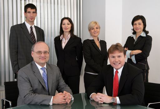 Dr. Stefan Eder, DLA Piper Weiss-Tessbach, Regional Managing Partner CEE ( l. sitzend), Peter Valert, Leiter des Büros in Sofia (r. sitzend) mit Juristen des Teams