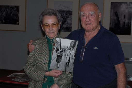 Berührende Begegnung Lessings mit einer 1956 von ihm fotografierten Aufständischen. Im Bild: Erich Lessing mit ehemalig fotografierter Susanna B.