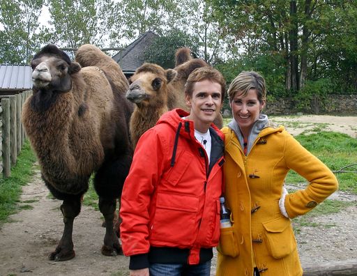 Der Forscherexpress mit Thomas Brezina und Kati Bellowitsch waren zu Gast im Tierpark Herberstein. Von den Trampeltieren wollten sie wissen, welche Wassermenge sie in kurzer Zeit zu sich nehmen können!