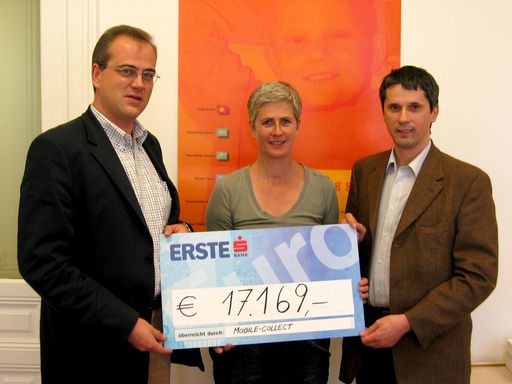  GF DI Harald Hartl und Projektleiter Gerold Jernej von Mobil Collect überreichen GF Fr. Anita Kienesberger von der Kinder-Krebs-Hilfe Österreich einen Spendenscheck über 17.169 Euro.